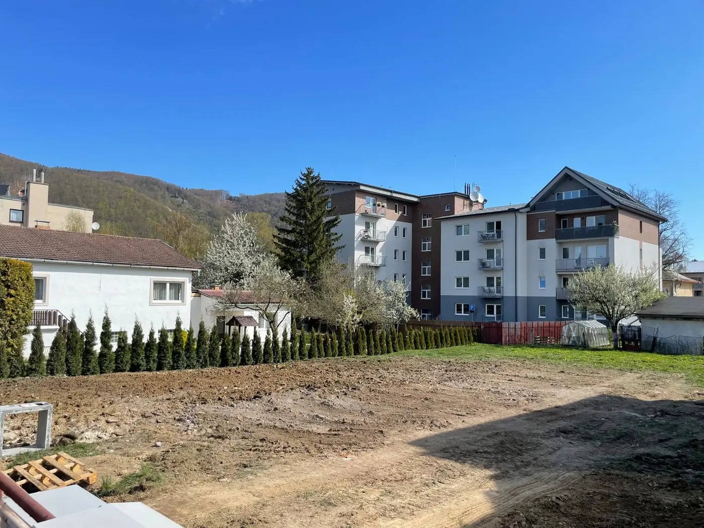 Vyrovnaný pozemok po zemných prácach – DRAVIO